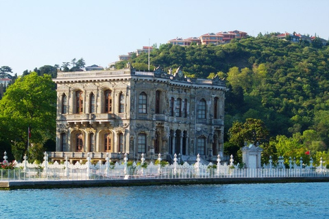 Istanbul: Tour of Garipce Village, Rumeli Fortress and Balat