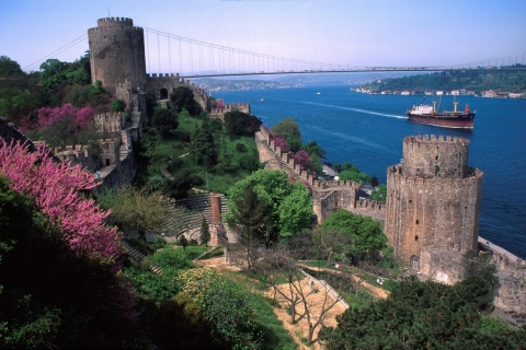 Istanbul: Tour of Garipce Village, Rumeli Fortress and Balat