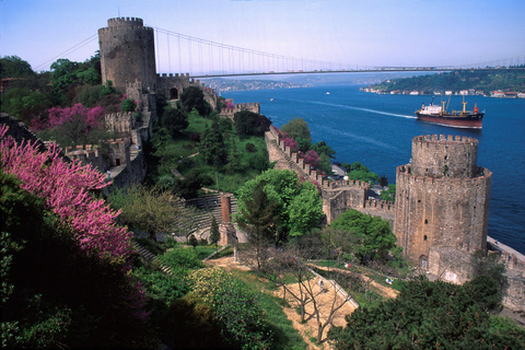 Istanbul: Tour of Garipce Village, Rumeli Fortress and Balat