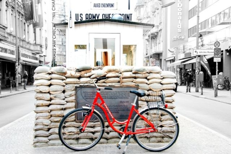 Berlín: tour guiado en bicicleta Muro de Berlín y III ReichTour público en bicicleta en inglés