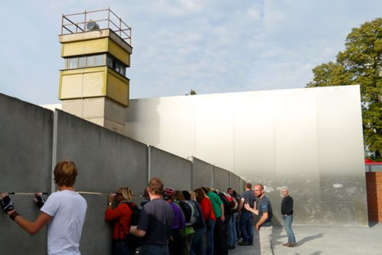 Berlin: Guided Bike Tour of the Berlin Wall and Third Reich Public Bike Tour in English