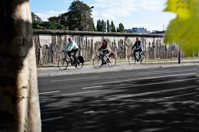 Berlín: tour guiado en bicicleta Muro de Berlín y III ReichTour público en bicicleta en inglés