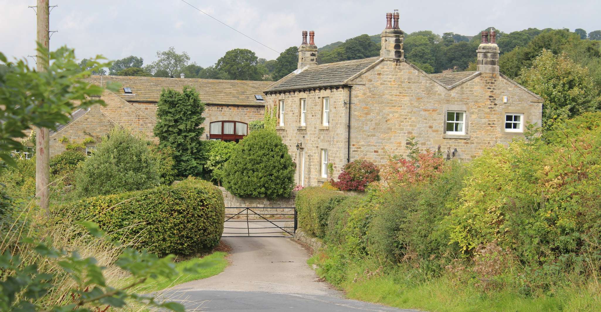 From Leeds, Yorkshire Dales Emmerdale Locations Bus Tour - Housity