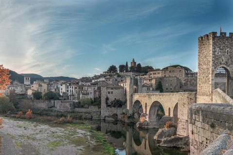 Girona & Besalú: Public Transport Tour with Local Guide & Tasting
