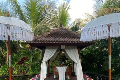 Ubud: Romantic Dinner by the Fish Pond at Adiwana Unagi Romantic Dinner Couple Package (Meet at Location)