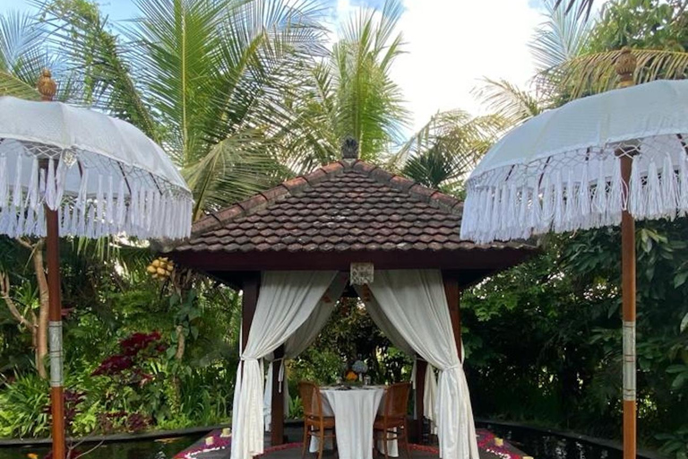 Ubud: Romantic Dinner by the Fish Pond at Adiwana Unagi Romantic Dinner Couple Package (Meet at Location)