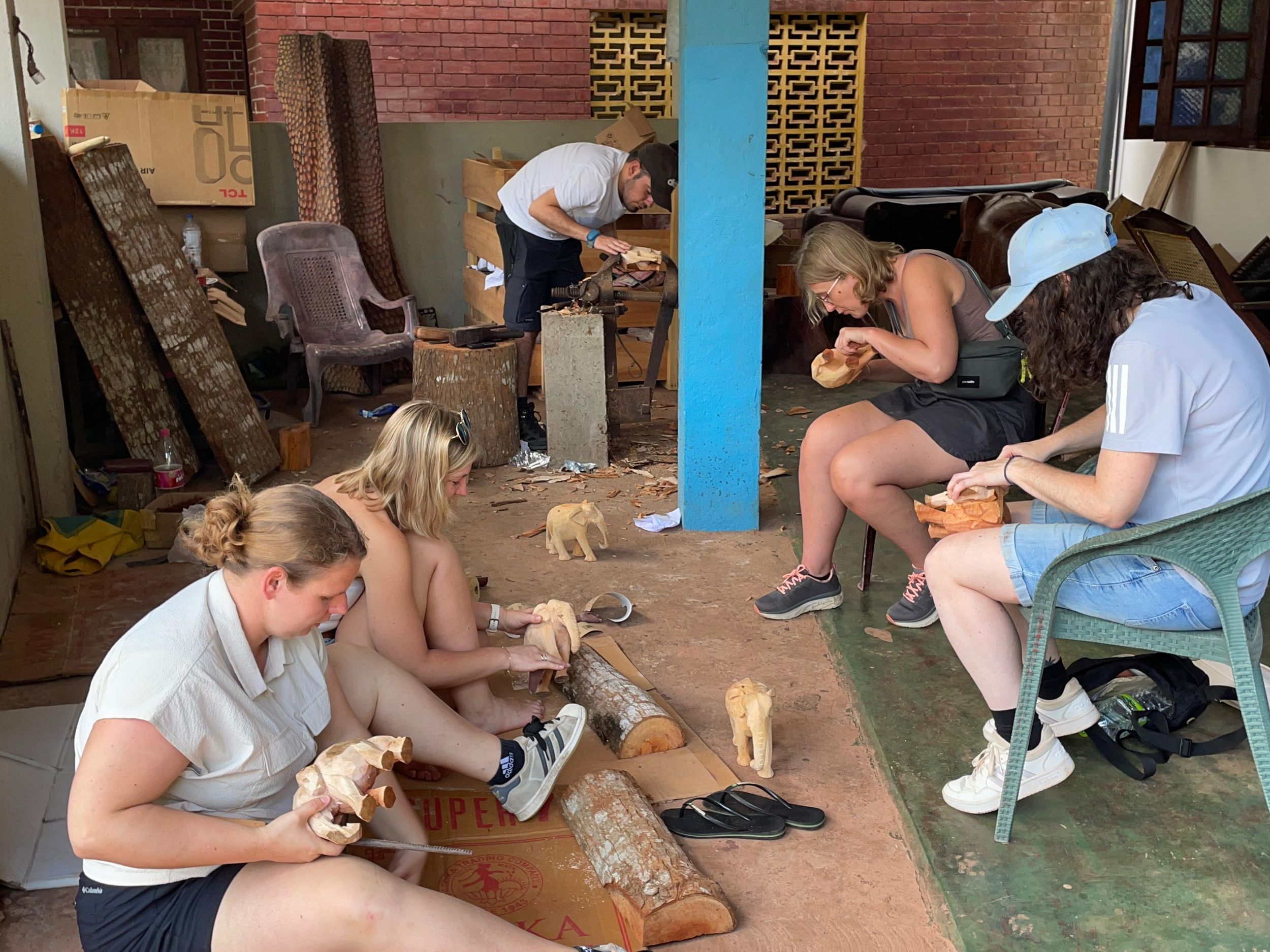 Galle: Schnitz- und Mal-Workshop für Elefanten aus Holz