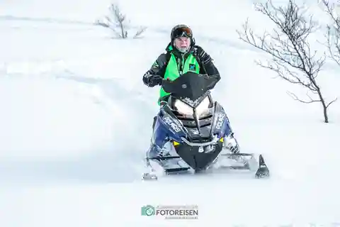 Lyngen: Safari en moto de nieve con comida en restaurante junto al mar