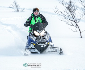 Lyngen: Snøscootersafari med lunsj på restaurant ved sjøen