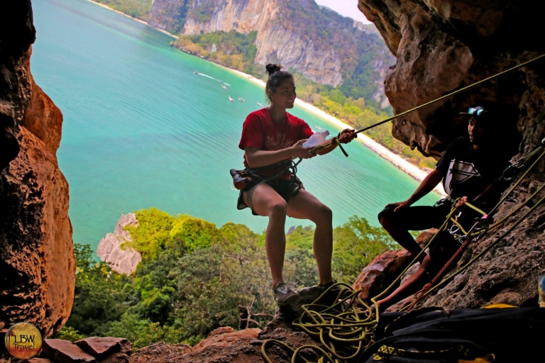 Krabi : excursion d'escalade sur la plage de RailaySéance d'escalade en groupe