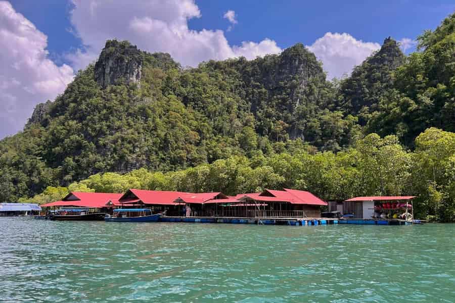 Langkawi: Mangroven-Tour im Gemeinschaftsboot + Mittagessen & Strand (3–4 Stunden). Foto: GetYourGuide Langkawi: Mangroven-Tour im Gemeinschaftsboot + Mittagessen & Strand (3–4 Stunden). Foto: GetYourGuide