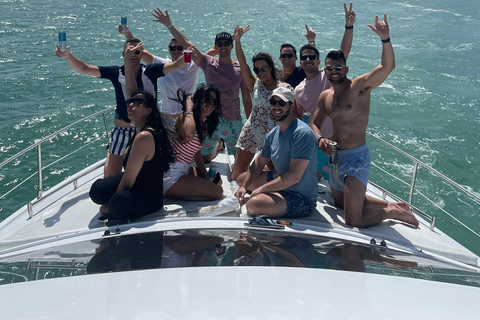 Wynajem jachtu w Miami z skuterami wodnymi, paddleboardami i pontonami