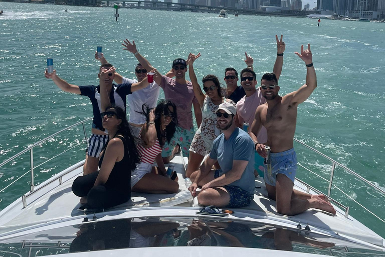 Wynajem jachtu w Miami z skuterami wodnymi, paddleboardami i pontonami