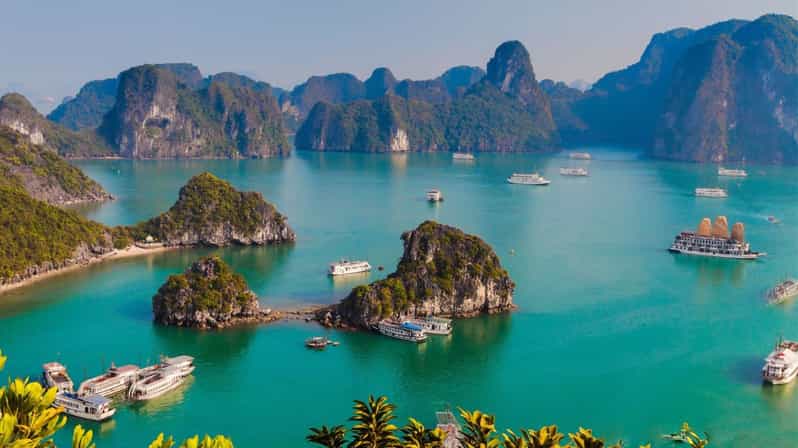 Hanoi: Ha Long Bay Cruise with a Delightful Lunch Onboard