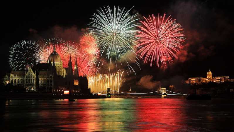 Budapest: Christmas & New Year Special Danube Dinner Cruises