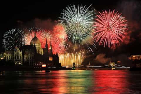 Budapest: Donau-Dinner-Bootsfahrt zu Weihnachten & Neujahr