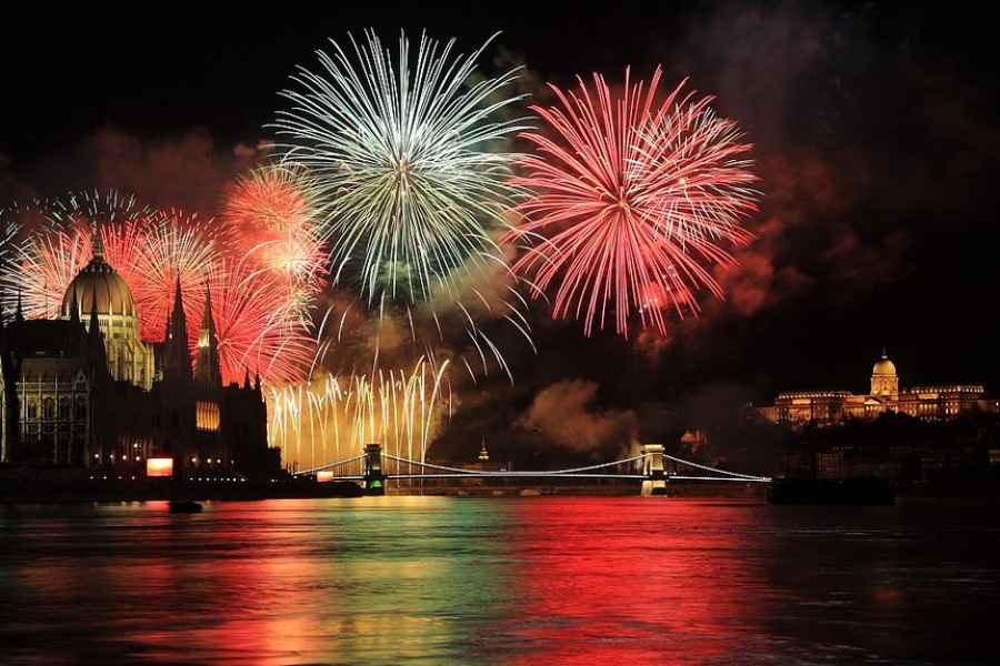 Budapest: Donau-Dinner-Bootsfahrt zu Weihnachten & Neujahr