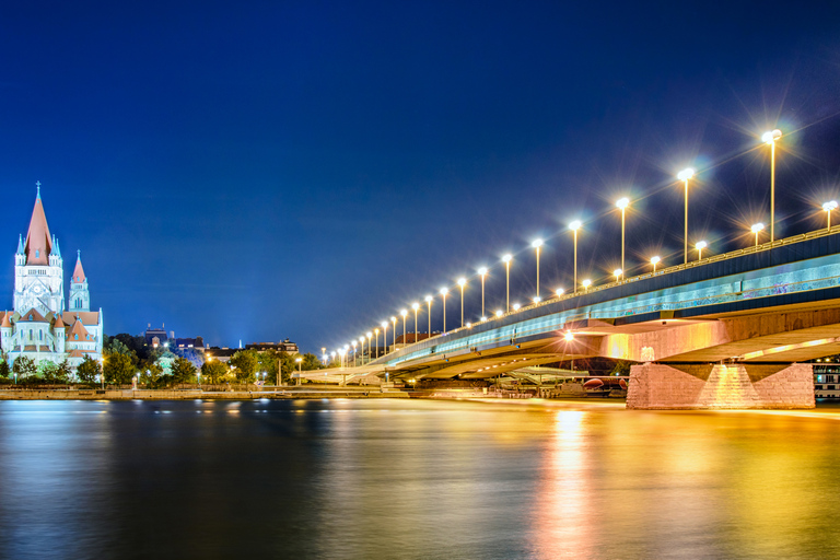 Wenen: Avondrondvaart langs de DonauWenen: avondrondvaart over de Donau