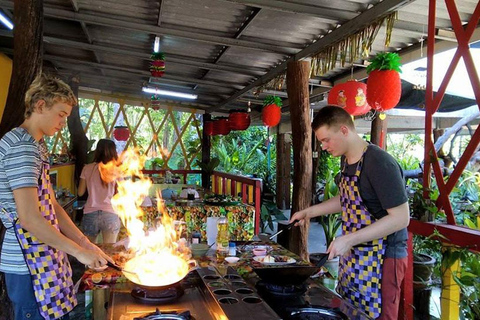 Krabi: Clase de Cocina en la Escuela de Cocina Thai Charm con Comida