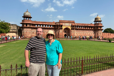 Delhi : excursion de 5 jours dans le Triangle d&#039;Or avec un guide germanophoneExcursion de 5 jours avec hébergement dans des hôtels 4 étoiles