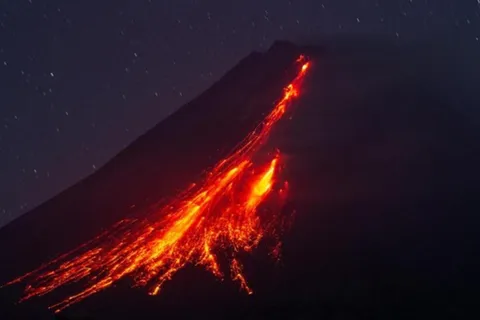 Yogyakarta Volcano: Mount Merapi on Hilltop (Lava View)