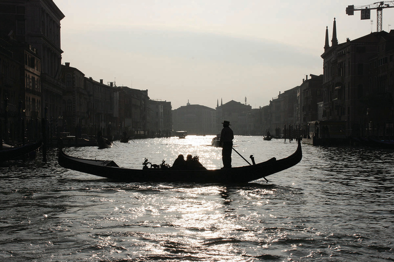 Venezia: Giro in gondola privato per un massimo di 5 personeVenezia: giro privato in gondola