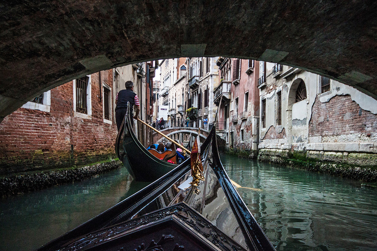 Venezia: Giro in gondola privato per un massimo di 5 personeVenezia: giro privato in gondola