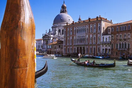 Venedig: Private Gondelfahrt für bis zu 5 Personen