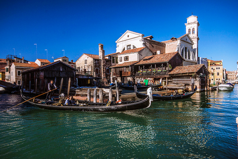 Venezia: Giro in gondola privato per un massimo di 5 personeVenezia: giro privato in gondola