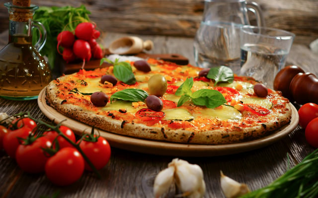 Rome: Pizza-Making Course with Dinner