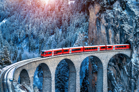 Da Milano: Tour guidato sul treno del Bernina a St. MoritzDa Milano: Tour guidato con il treno del Bernina a St. Moritz