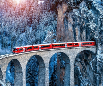 Desde Milán: Tour guiado en tren Bernina a St. Moritz