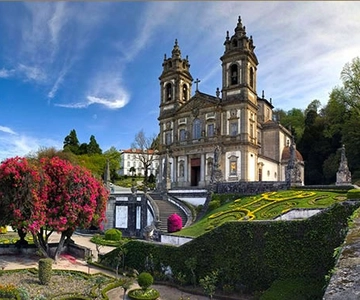 From Porto: Braga and Guimarães Day Trip with Lunch