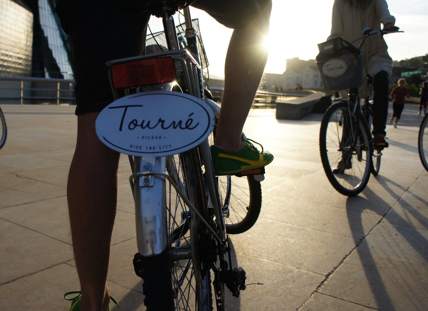 Bilbao: Guidet højdepunkter tur med en lille gruppe på elcykel