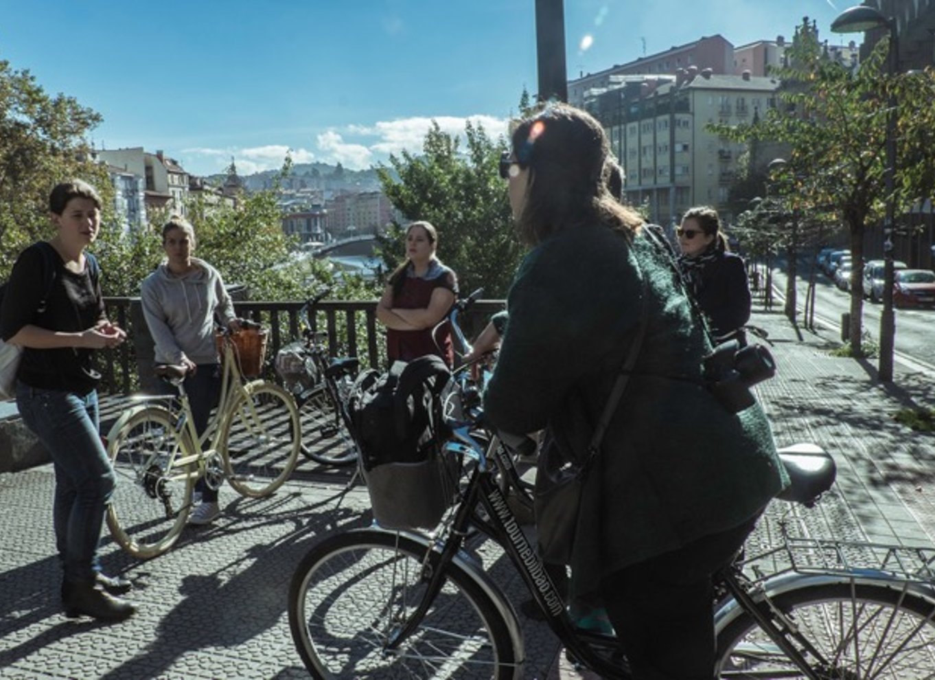 Bilbao: Guidet højdepunkter tur med en lille gruppe på elcykel