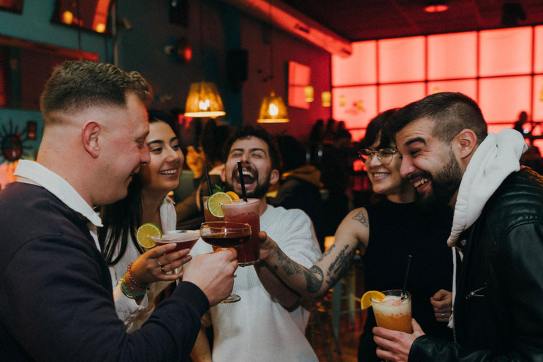 Budapest - en rolig barrunda Tipsy Tour Rolig barrunda med en lokal guideBudapest: Tipsy Tour Fun Bar Crawl med en lokal