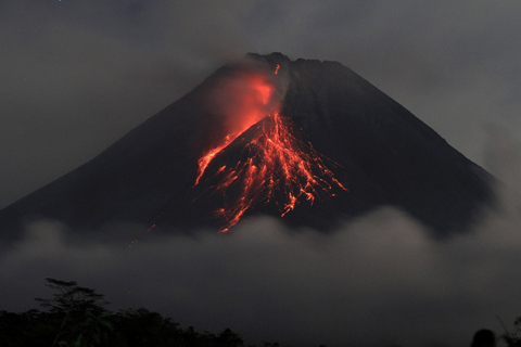 Yogyakarta: Evening at Merapi Volcano, admiring falling lava