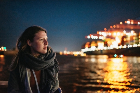 Hamburgo: Crucero de 1 hora por el puerto con luces nocturnas