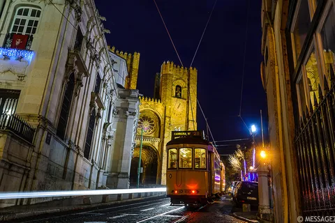 Lisboa: Excursão de luxo ao Fado com jantar incluído