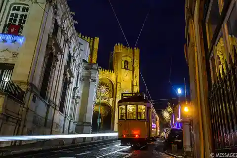 Lisbon: Luxury Fado Tour with Dinner included