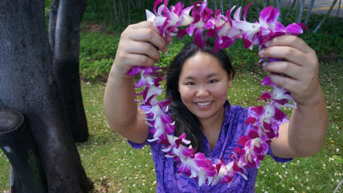 oahu honolulu airport (hnl) traditional lei greeting