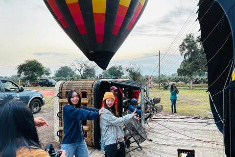 from MexicoCity:Balloon flight Over thepyramidsofTeotihuacanVuelo en globo aerostatico con traslado desde CDMX