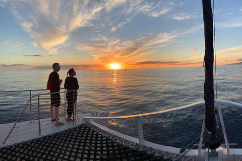 Honolulu: Vela al atardecer City LightsCity Lights Sunset Sail - Servicio de recogida del hotel