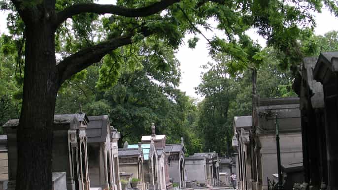 paris père lachaise cemetery walking tour