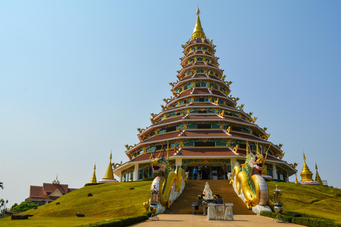 Från Chiang Mai: Dagsutflykt till Chiang Rais tempelFrån Chiang Mai: Chiang Rais livfulla rundtur bland templen