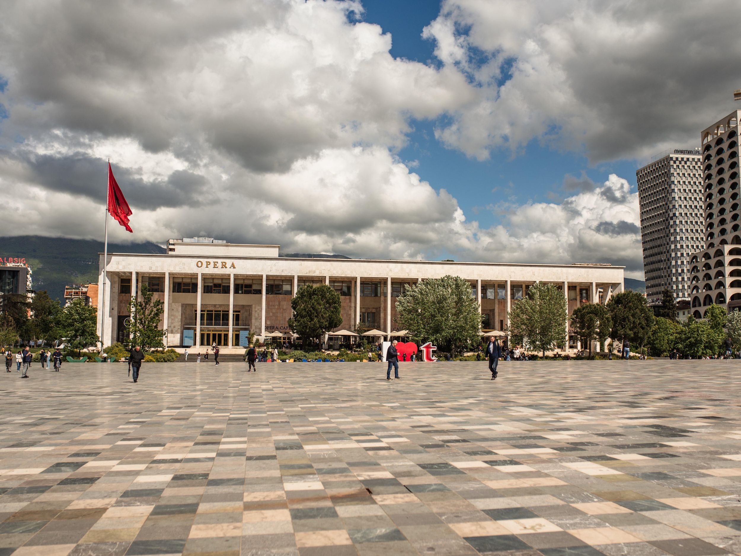 Tirana Stadt- und Foodtour – Mahlzeiten inklusive (Kleingruppe)