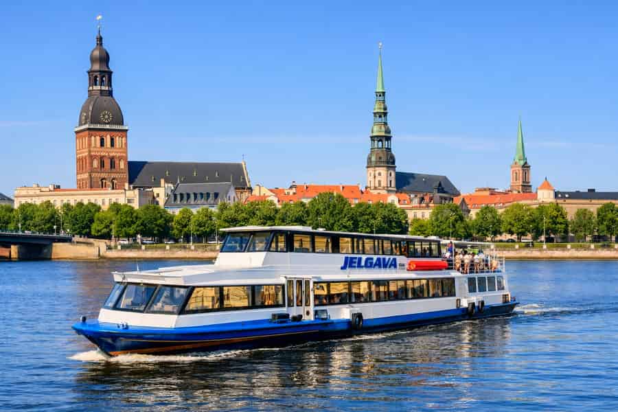 Riga: Top-Panorama-Bootstour durch die Stadt mit Bar und WLAN. Foto: GetYourGuide Riga: Top-Panorama-Bootstour durch die Stadt mit Bar und WLAN. Foto: GetYourGuide