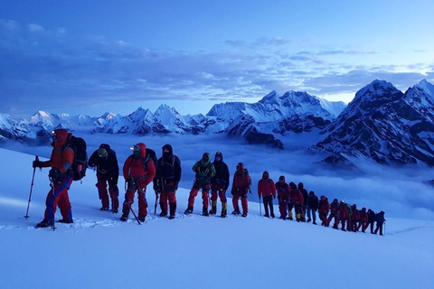 Népal : expédition guidée de 30 jours - Mera, Island et LobucheNépal : Ascension des trois sommets - Mera, Island, ascension de luxe à Labuche.