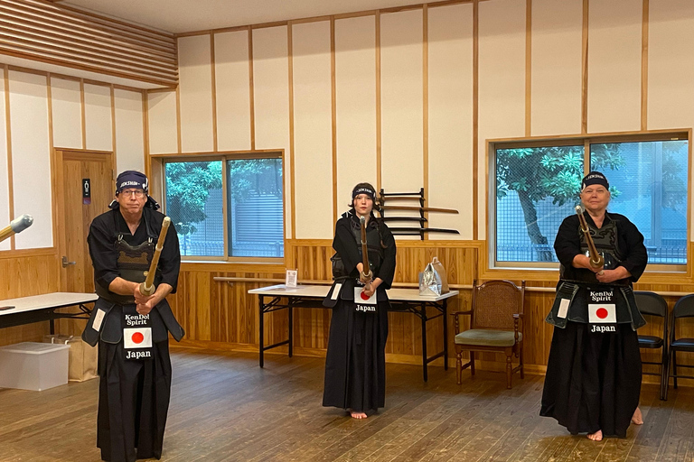 Tokyo: Japanese Kendo Experience with High-Ranked Instructor Let's experience kendo, a traditional Japanese martial art!