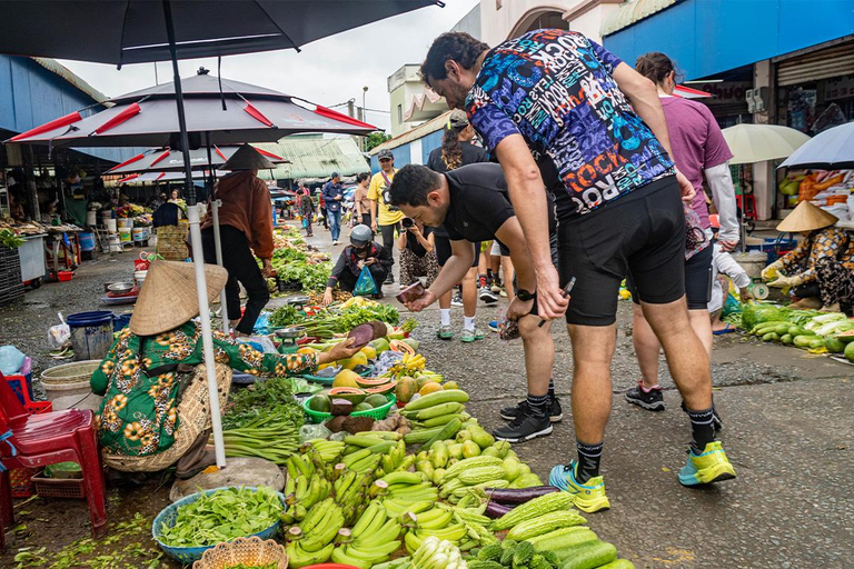 Phnom Penh: Walking Tour, Food Tour & Sunset Cruise